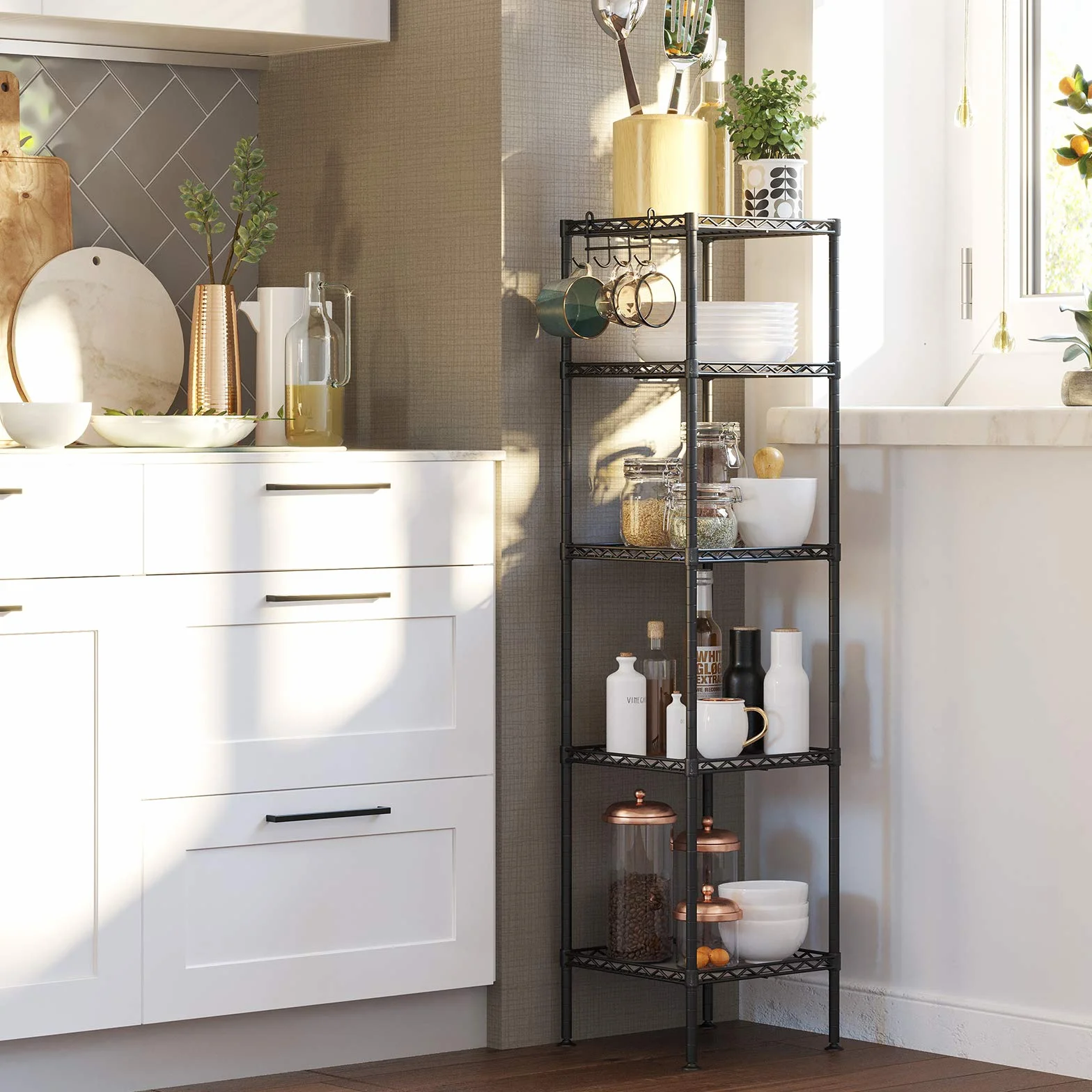 SONGMICS Półka łazienkowa, półka stojąca z metalu, wytrzymała, obciążenie do 100 kg, z 5 panelami PP, z wyjmowanymi haczykami, 30 x 30 x 123,5 cm, do małych pomieszczeń, czarna LGR23BK
