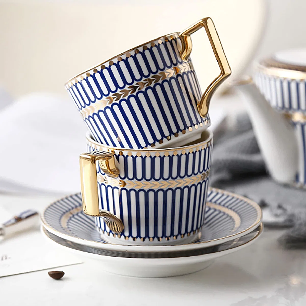 Herbaty i talerze, 15-częściowy porcelanowy zestaw do herbaty, zestawy filiżanek i spodków do kawy, serwis herbaciany w niebieskie paski z dzbankiem, cukiernica, dzbanek na śmietankę, łyżki