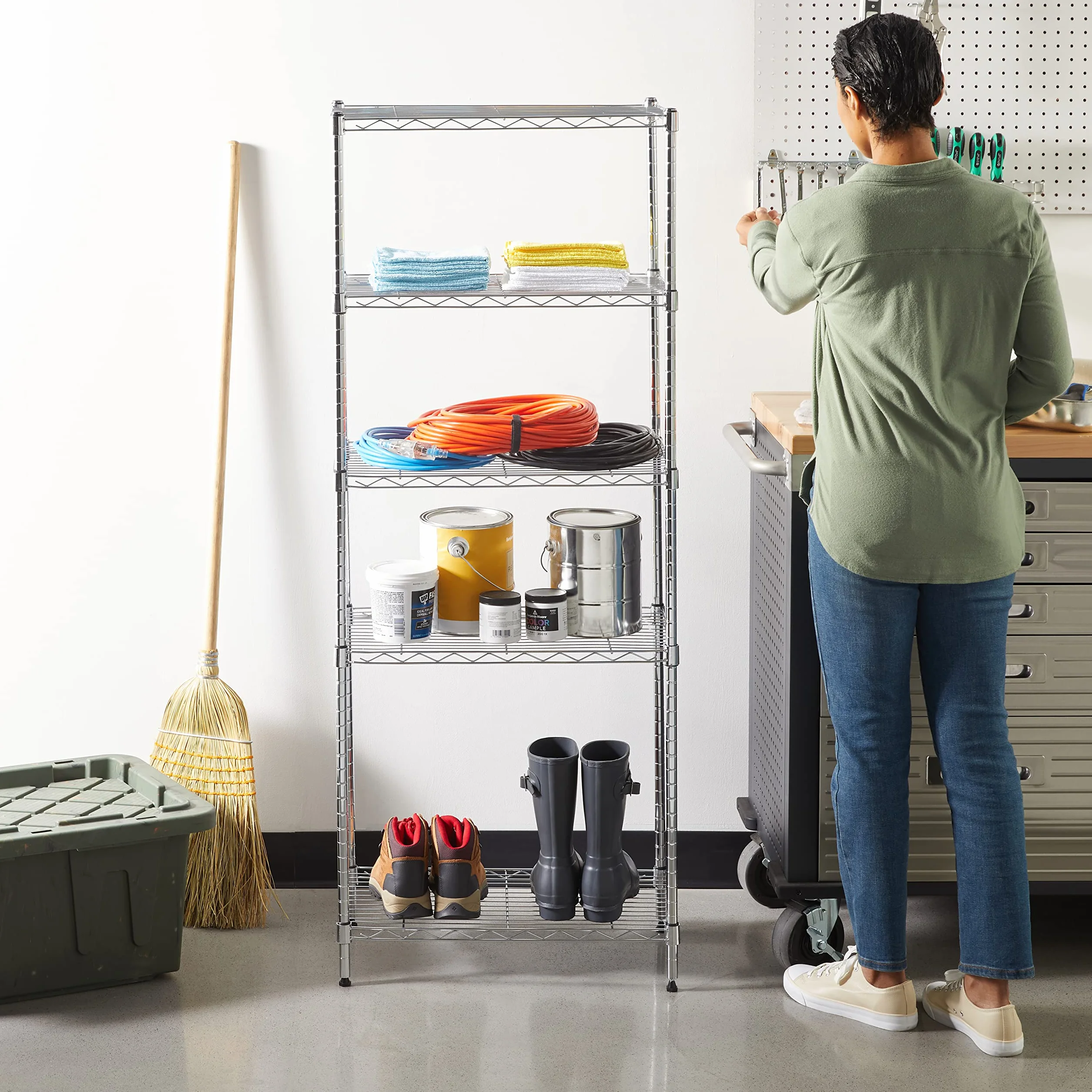 Amazon Basics Wąska szafka do przechowywania, z 5 półkami o regulowanej wysokości, z nóżkami poziomującymi, udźwig maksymalny 453 kg, 34 x 58,9 x 152,5 cm (gł. x szer. x wys.), chrom