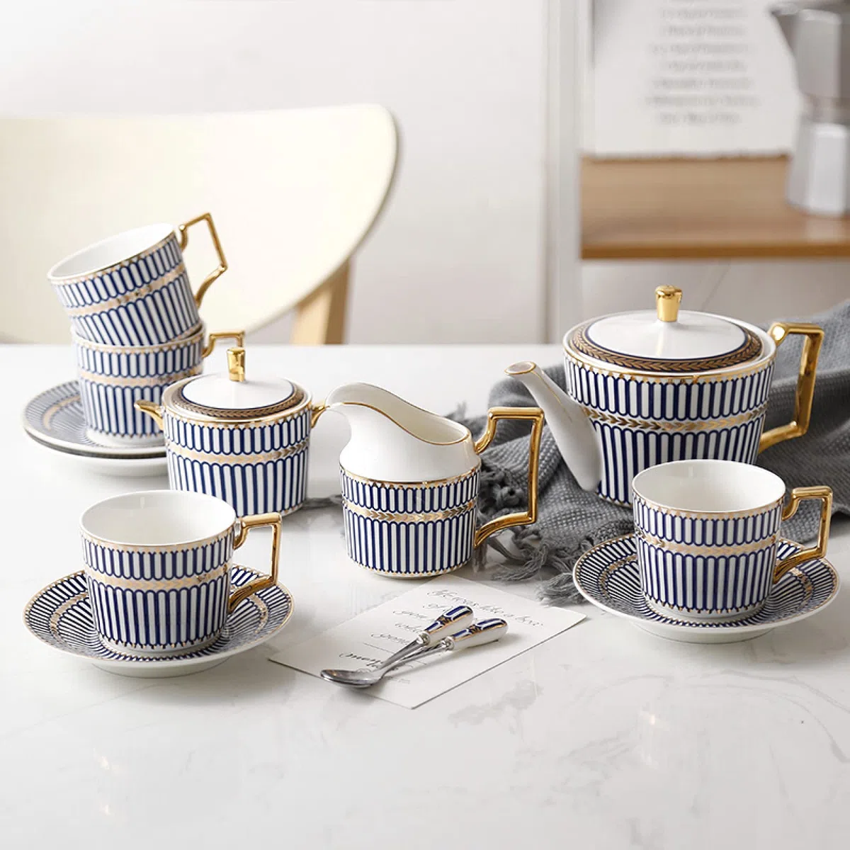 Herbaty i talerze, 15-częściowy porcelanowy zestaw do herbaty, zestawy filiżanek i spodków do kawy, serwis herbaciany w niebieskie paski z dzbankiem, cukiernica, dzbanek na śmietankę, łyżki