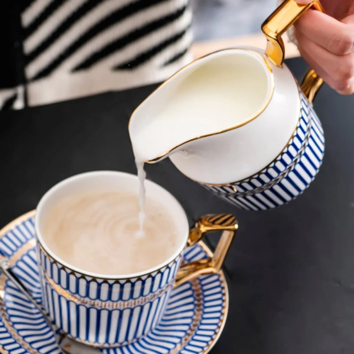 Herbaty i talerze, 15-częściowy porcelanowy zestaw do herbaty, zestawy filiżanek i spodków do kawy, serwis herbaciany w niebieskie paski z dzbankiem, cukiernica, dzbanek na śmietankę, łyżki