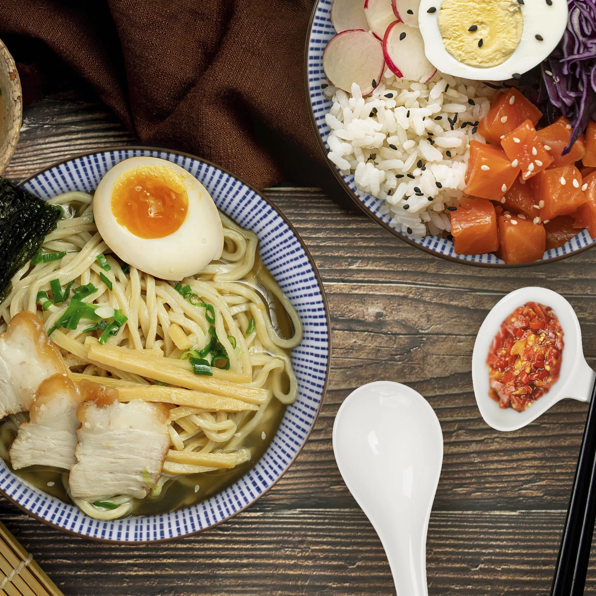 Urban Lifestyle Zestaw Misek do Ramen dla 2 Osób TOKUSA Azjatycka Zastawa z Porcelany Ø 20,5 cm 1000 ml z Łyżkami do Ramen, Miseczkami na Sos i Pałeczkami, Styl Japoński