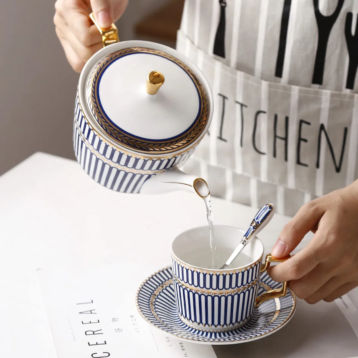 Herbaty i talerze, 15-częściowy porcelanowy zestaw do herbaty, zestawy filiżanek i spodków do kawy, serwis herbaciany w niebieskie paski z dzbankiem, cukiernica, dzbanek na śmietankę, łyżki