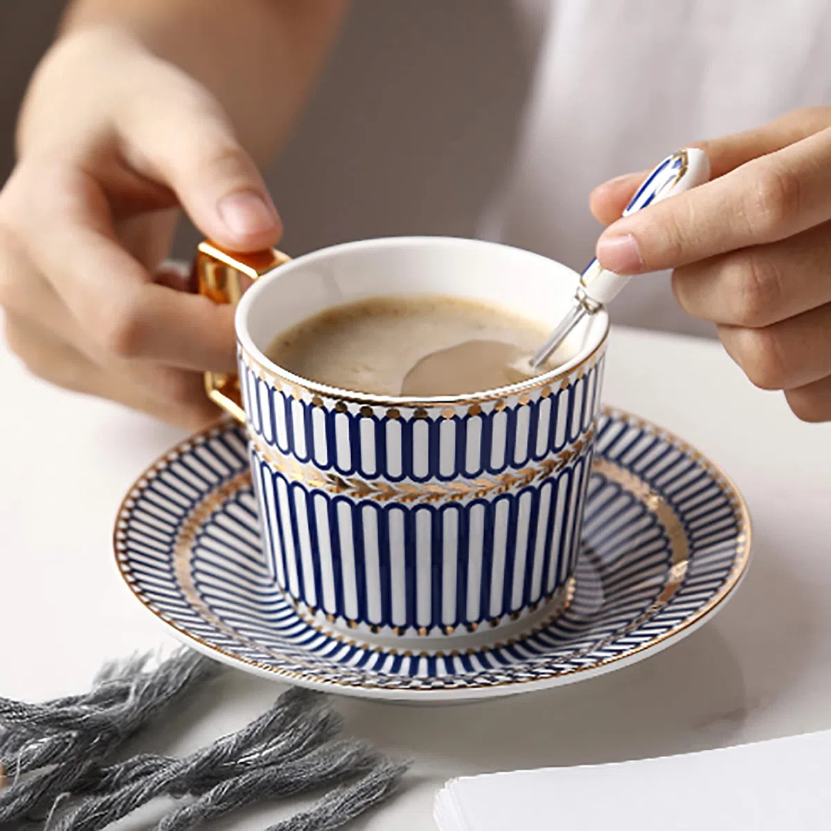 Herbaty i talerze, 15-częściowy porcelanowy zestaw do herbaty, zestawy filiżanek i spodków do kawy, serwis herbaciany w niebieskie paski z dzbankiem, cukiernica, dzbanek na śmietankę, łyżki